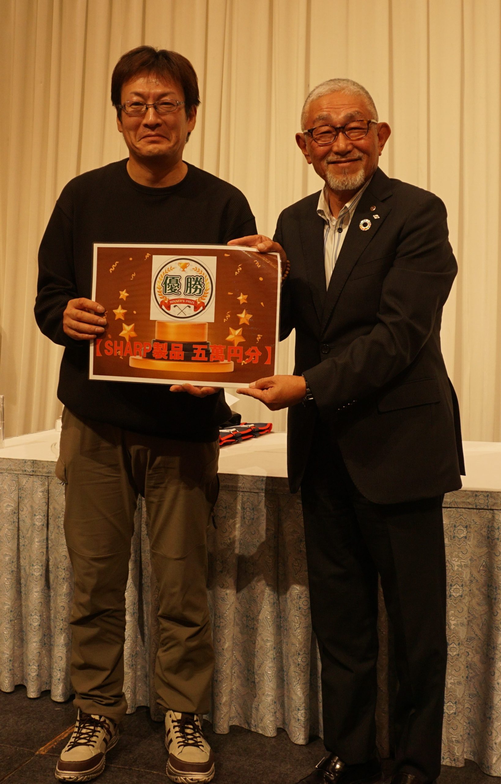 優勝の村外浩律様と若本会頭